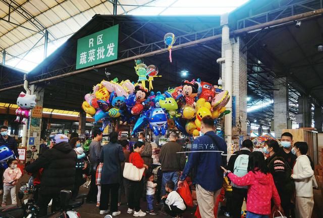 广州地铁旁有个热闹“墟市”，春节前办年货，叹：品种齐，年味浓