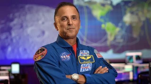 乔·阿卡巴被选为美国国家航空航天局的首席宇航员