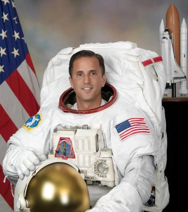 乔·阿卡巴被选为美国国家航空航天局的首席宇航员