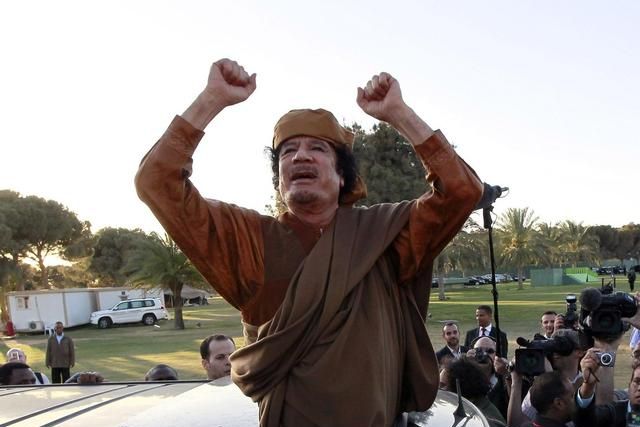 中东狂人卡扎菲：执政42年，逃跑时躲进下水道，被抓后遭暴徒枪杀