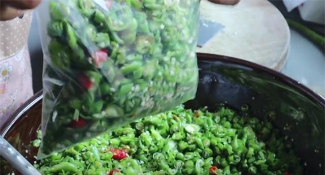 买5斤辣椒储存起来，香辣味十足，方法简单，保存一年都不坏