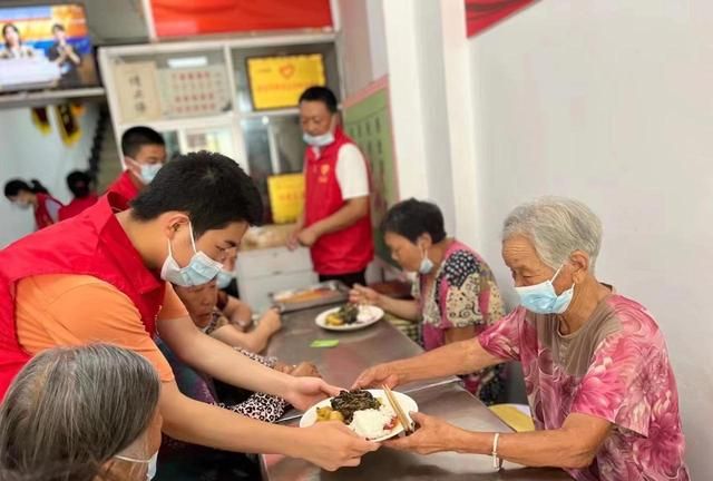 饭店连续6年请大家吃“免费午餐”，86岁拾荒阿婆这样回报