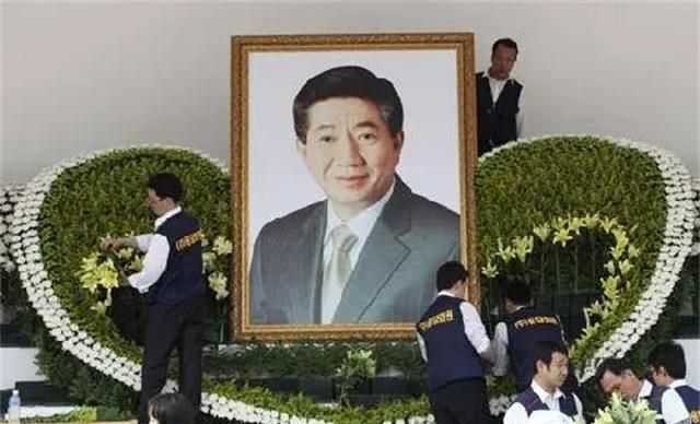 韩国前总统卢武铉跳崖身亡细节：曾向警卫员要烟，通过电脑留遗书