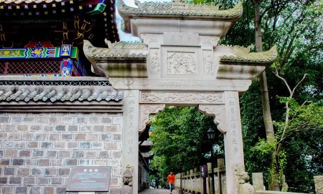 重庆丰都有一座鬼城，已有近2000年的历史，现在成为了特色景区
