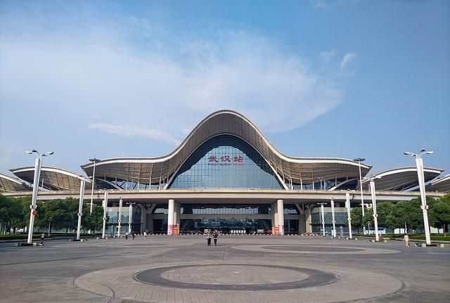 洞悉中国高铁京广线列车经过武汉火车站：站台和郊区都显得很平静