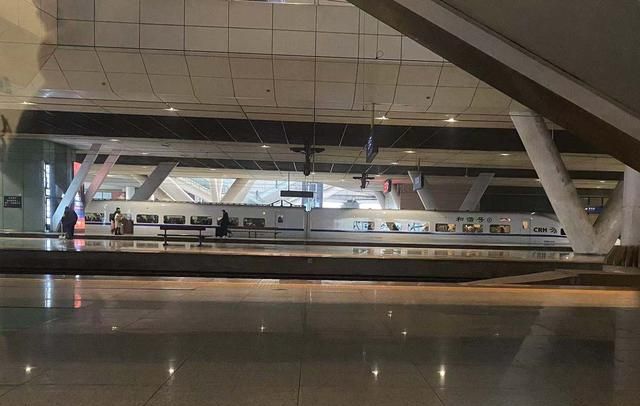 洞悉中国高铁京广线列车经过武汉火车站：站台和郊区都显得很平静