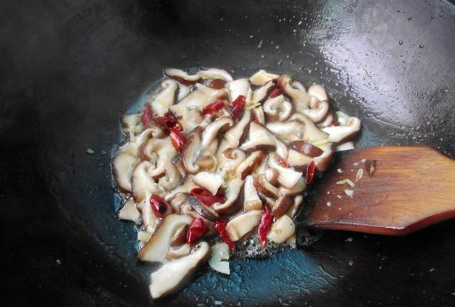 教你家常美味的香菇炒黄瓜，营养好吃超下饭，挑食的孩子都吃撑了