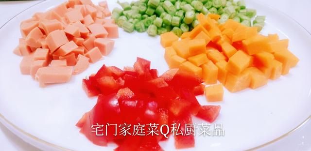 红酒炒四色素什锦，配有豇豆，胡萝卜，甜椒，火腿肠 完美搭配