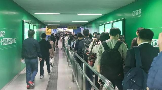 经历过高新园、坪洲地铁站的高峰，才知道什么叫绝望...