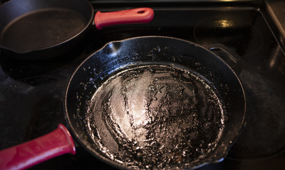 家里炒的菜锅用久了，又黑又脏？只需一个口罩，锅底立马干净如新