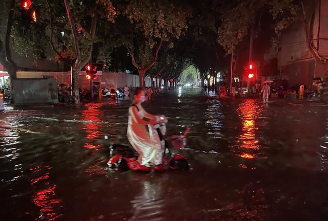 郑州昨日暴雨缘何“凶猛诡异”？高空短波槽东移是推手