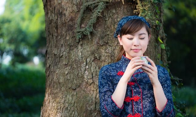 六月六“天地交泰日”，这天数罗汉、抛百索、晒红绿，家旺子孙兴