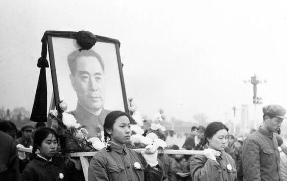 毛主席逝世后，53个国家降半旗致哀，华国锋悼词引百万群众痛哭