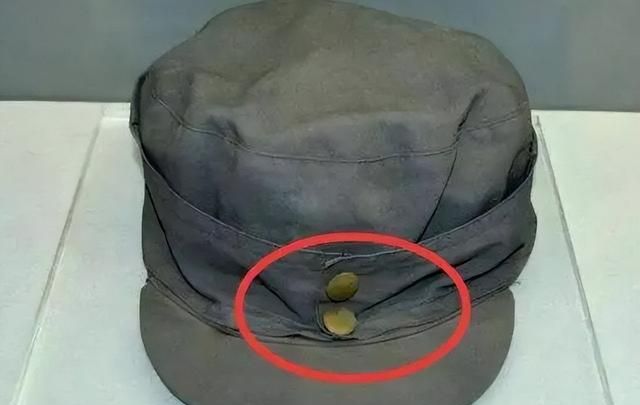 八路军和新四军帽子上的两粒扣子，到底有什么具体用途？