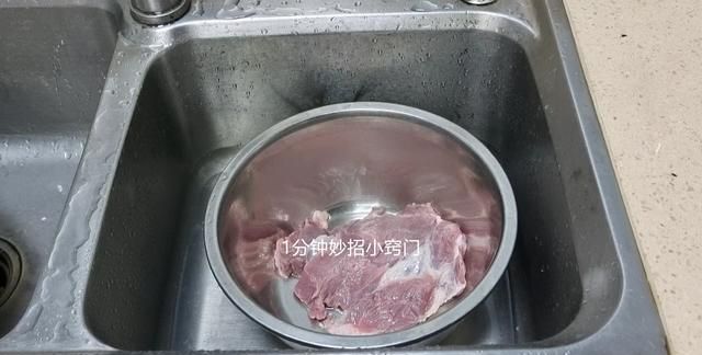 清洗猪肉有人用热水，有人用冷水，教你正确做法，干净卫生去腥味