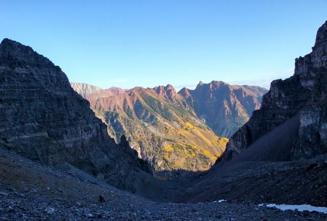 科罗拉多州的14er登山 之4 – Aspen的黄叶和金字塔峰