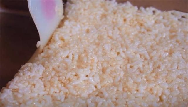 自制米花糖，大米扔进油锅就开花，轻松2步，酥脆甜口又美味