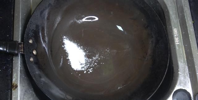 铁锅的油垢洗不掉？教你快速清理方法，简单实用，干干净净过大年