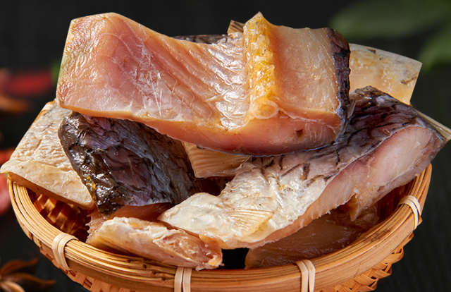 腌腊鱼别只抹盐，传统做法分享给你，从选鱼到风干，鱼肉咸香紧实