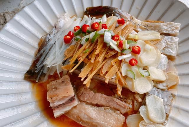 腌腊鱼别只抹盐，传统做法分享给你，从选鱼到风干，鱼肉咸香紧实