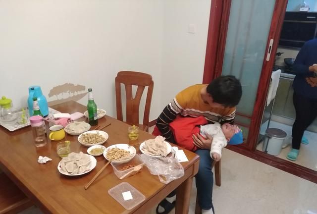 房子装修好后，妹妹带一家人来“温锅”，嫂子包好了饺子给家人吃