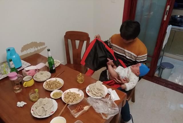 房子装修好后，妹妹带一家人来“温锅”，嫂子包好了饺子给家人吃