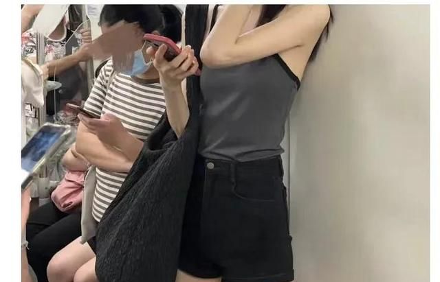 一女子地铁内“裸照”被疯传？｜科技不该被用在这上面