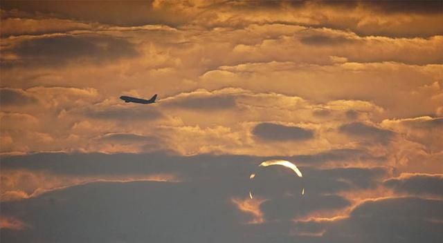 极度好运！摄影师在波斯湾日出日食时，拍到神奇罕见的恶魔之角