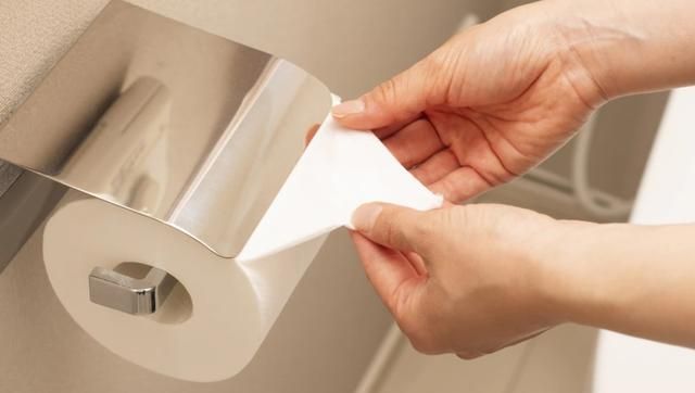 在日本，手纸不放到马桶中冲走而放进纸篓，其实是不文明的行为？