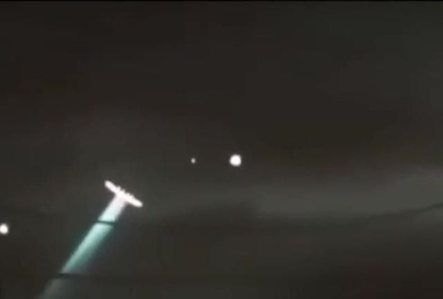 萧山机场UFO视频：五彩光芒扫描大地的战舰形状UFO是真是假？