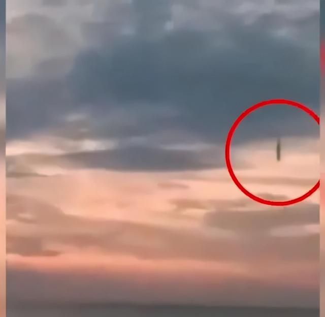 巨型UFO来了？印尼出现垂直坠落的不明物体，最后消失在地平线上