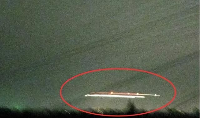 浙江出现不明飞行物，在空中排成一条线，专家：不可能是人造卫星