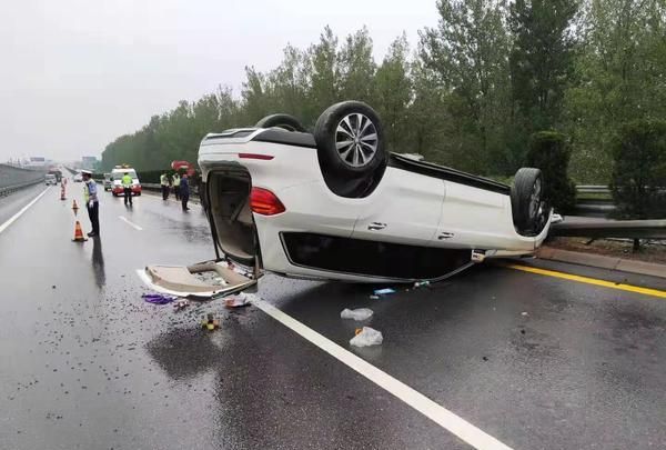 安阳一高速雨中两车相撞，为何其中一辆“消失”？专家揭开谜底