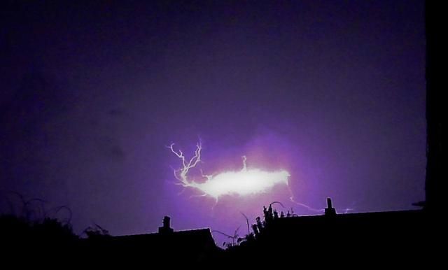 UFO？甘肃兰州夜空出现蝌蚪状不明飞行物，悬停数秒！到底是啥？