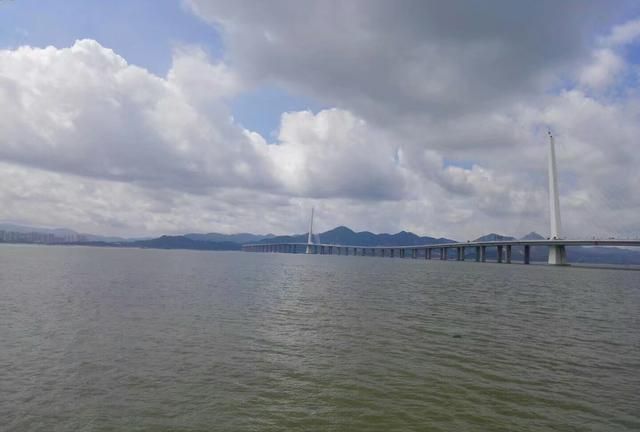 深圳湾跨海大桥，连接香港元朗与深圳蛇口，来深圳旅游必去的地方