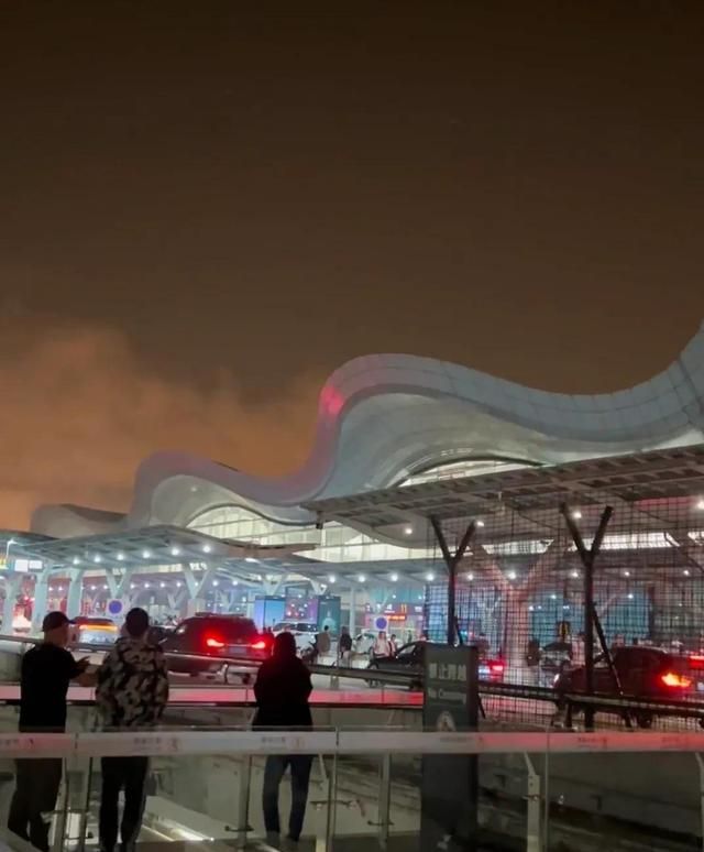 突发！4月16日萧山机场深夜起火，有网友表示萧山机场是UFO机场！