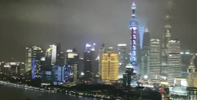 上海外滩夜空惊现三角形UFO！与美国传说的反重力飞行器高度类似