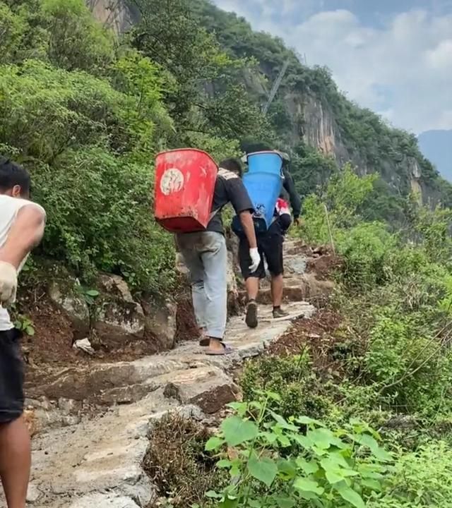 走不出去的大凉山，看看这里的路，就是我们穷的原因