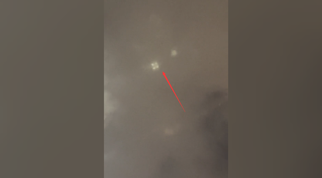 上海陆家嘴出现不明飞行物，发光体悬浮在空中，这该如何解释？