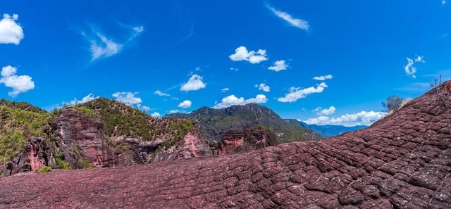 丽江老君山，老君炼丹之仙地，滇省众山之祖，丹霞地貌的神仙府地