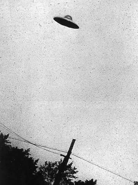 肯尼斯·阿诺德的飞碟目击事件。
