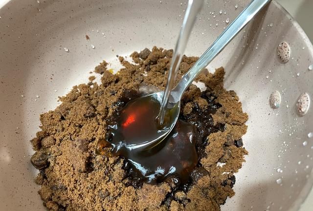正确熬煮红糖浆的方法，可以用于凉粉、豆花等甜品