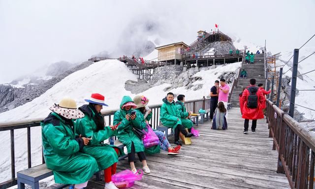 云南丽江有座雪山，风景壮丽，游客最爱来打卡，也是纳西人的神山