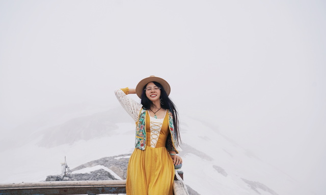 云南丽江有座雪山，风景壮丽，游客最爱来打卡，也是纳西人的神山