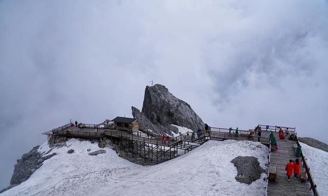 云南丽江有座雪山，风景壮丽，游客最爱来打卡，也是纳西人的神山