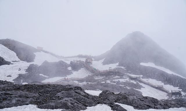 云南丽江有座雪山，风景壮丽，游客最爱来打卡，也是纳西人的神山