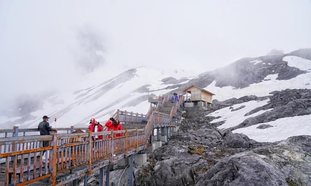 云南丽江有座雪山，风景壮丽，游客最爱来打卡，也是纳西人的神山