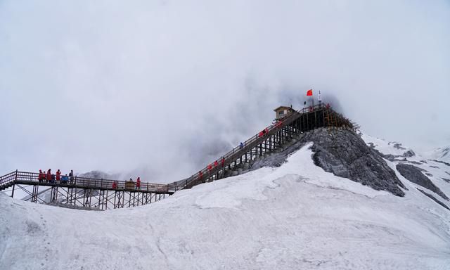 云南丽江有座雪山，风景壮丽，游客最爱来打卡，也是纳西人的神山