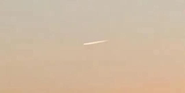 广州出现白色状“不明飞行物”，飞行数分钟最后垂直坠落