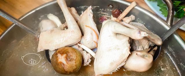 广州探店｜用无花果熬好的汤，煮滚后加入现宰的乳鸽